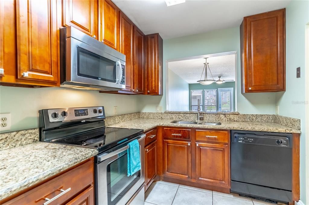 合同活跃: $190,000 (2 贝兹, 2 浴室, 992 平方英尺)