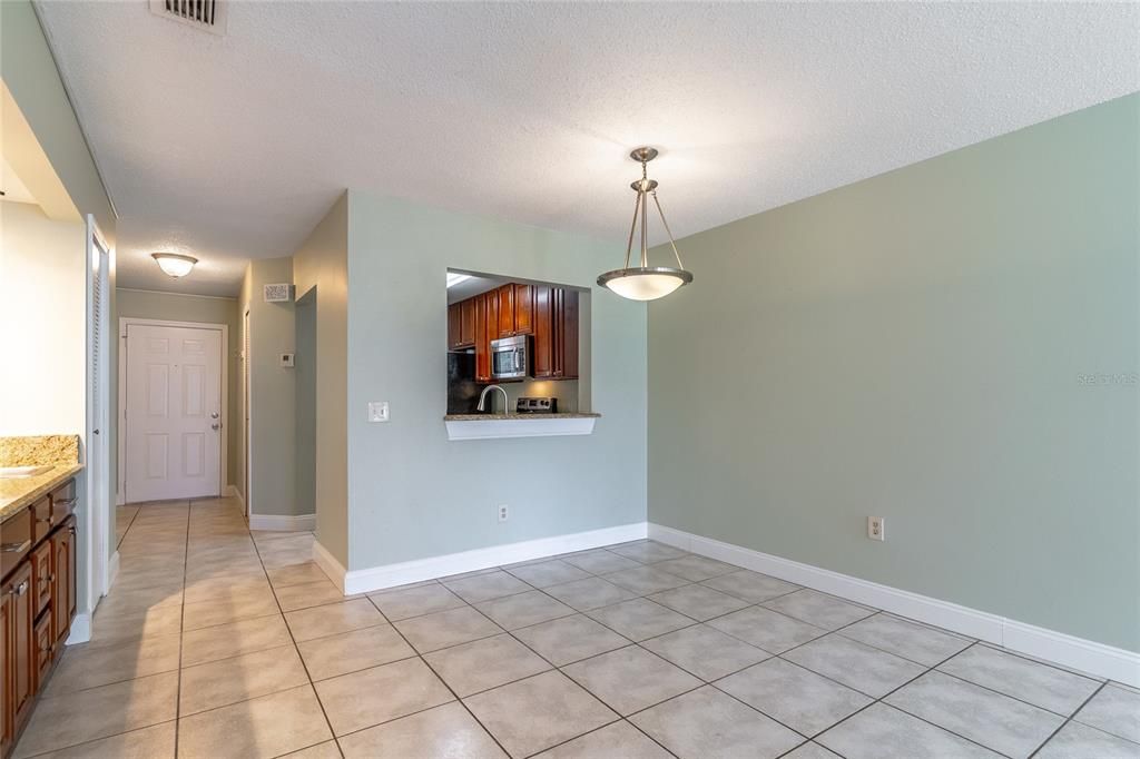 合同活跃: $190,000 (2 贝兹, 2 浴室, 992 平方英尺)