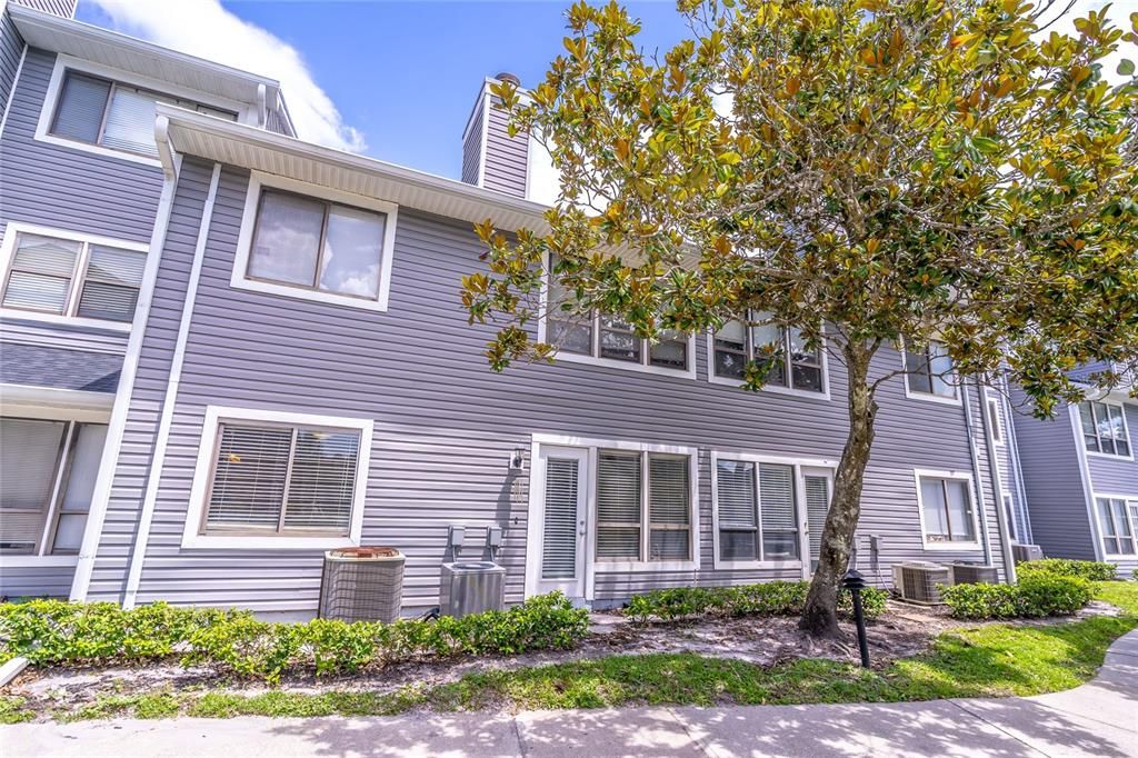 合同活跃: $190,000 (2 贝兹, 2 浴室, 992 平方英尺)