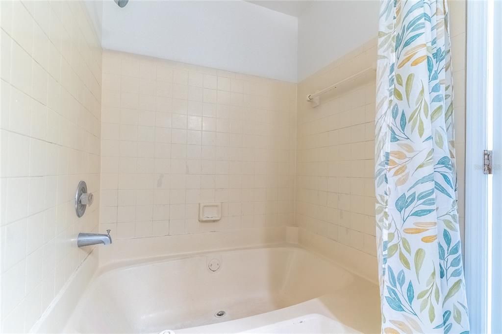 合同活跃: $190,000 (2 贝兹, 2 浴室, 992 平方英尺)