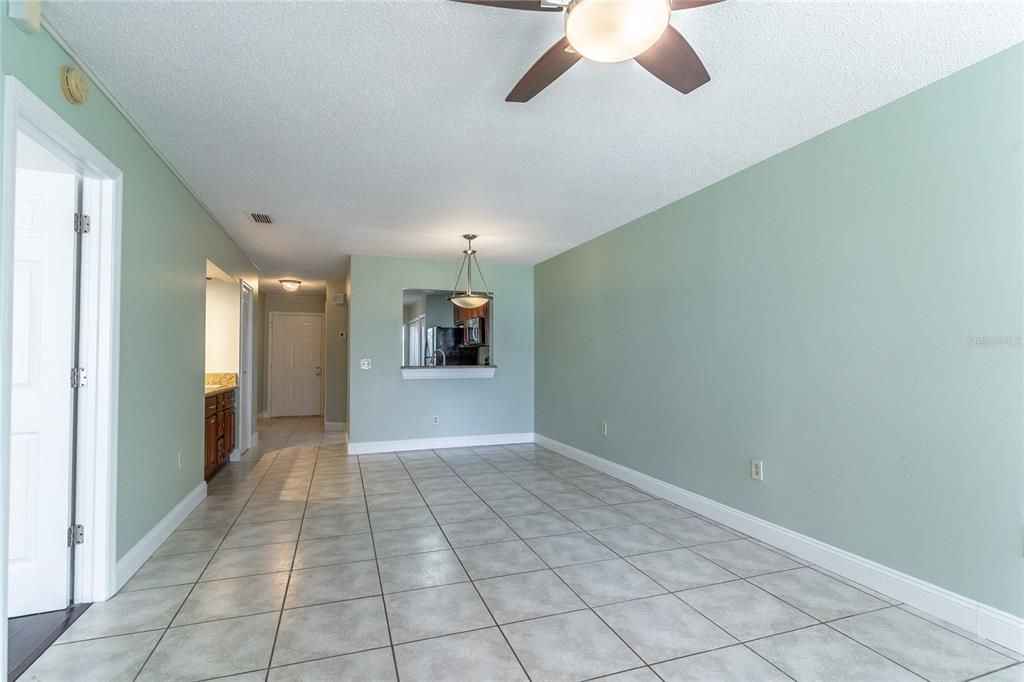 合同活跃: $190,000 (2 贝兹, 2 浴室, 992 平方英尺)