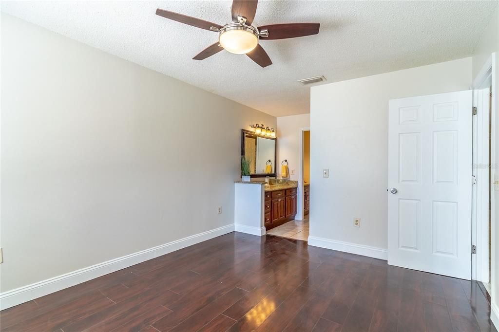 合同活跃: $190,000 (2 贝兹, 2 浴室, 992 平方英尺)