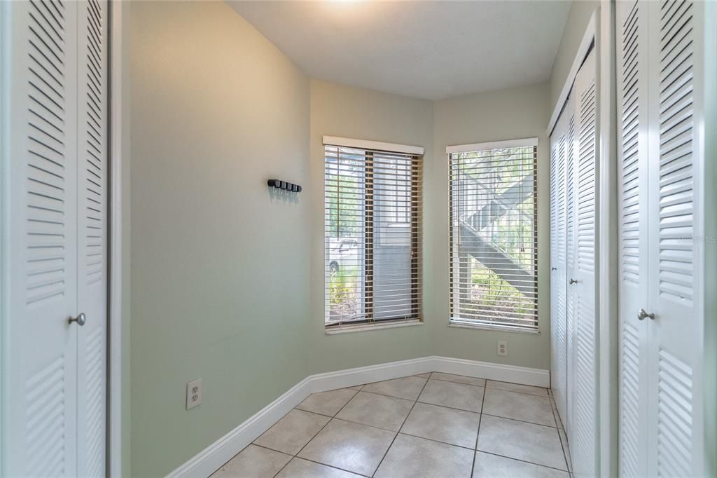 合同活跃: $190,000 (2 贝兹, 2 浴室, 992 平方英尺)