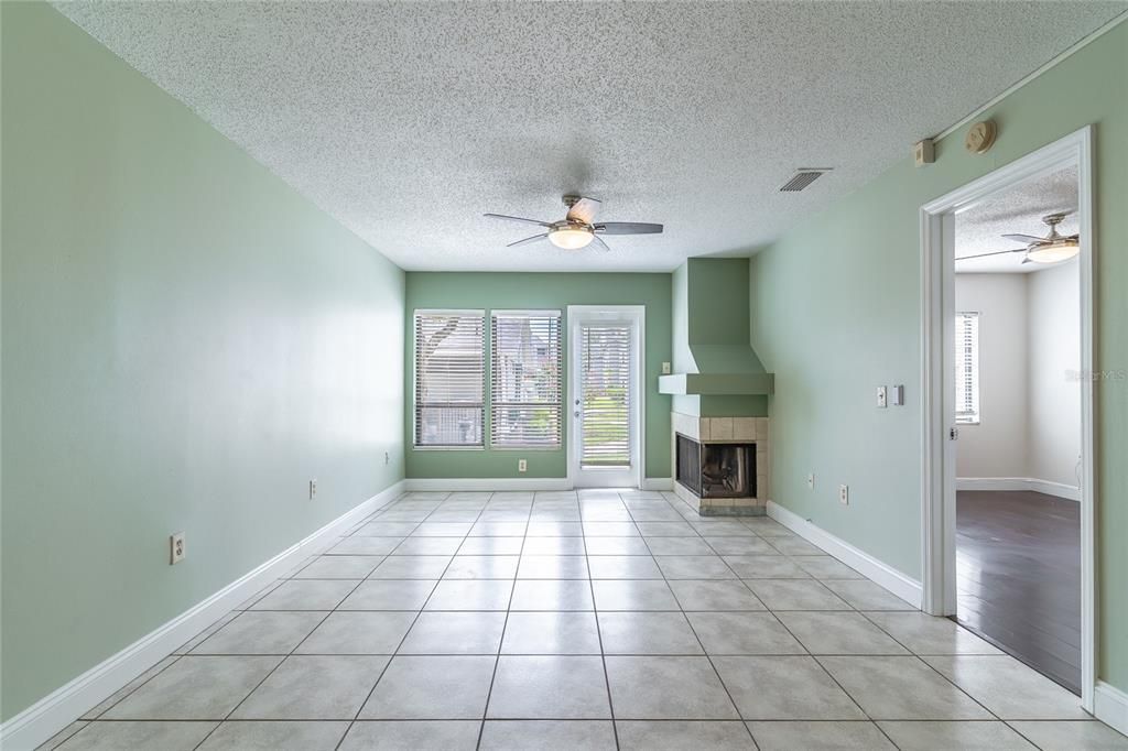 合同活跃: $190,000 (2 贝兹, 2 浴室, 992 平方英尺)