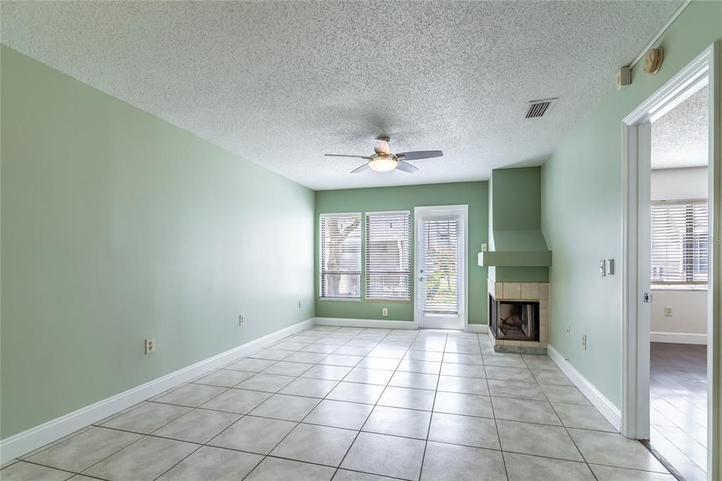 合同活跃: $190,000 (2 贝兹, 2 浴室, 992 平方英尺)