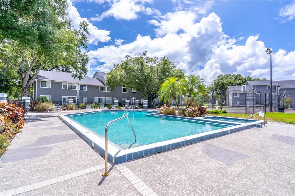 合同活跃: $190,000 (2 贝兹, 2 浴室, 992 平方英尺)