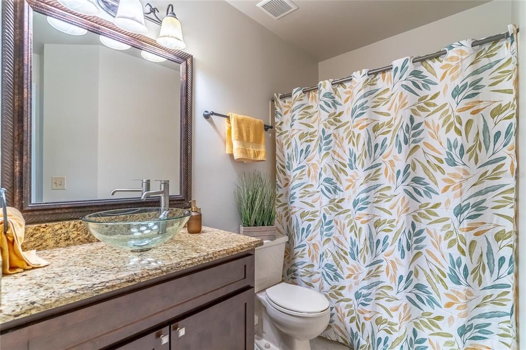 合同活跃: $190,000 (2 贝兹, 2 浴室, 992 平方英尺)