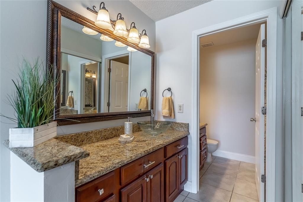 合同活跃: $190,000 (2 贝兹, 2 浴室, 992 平方英尺)