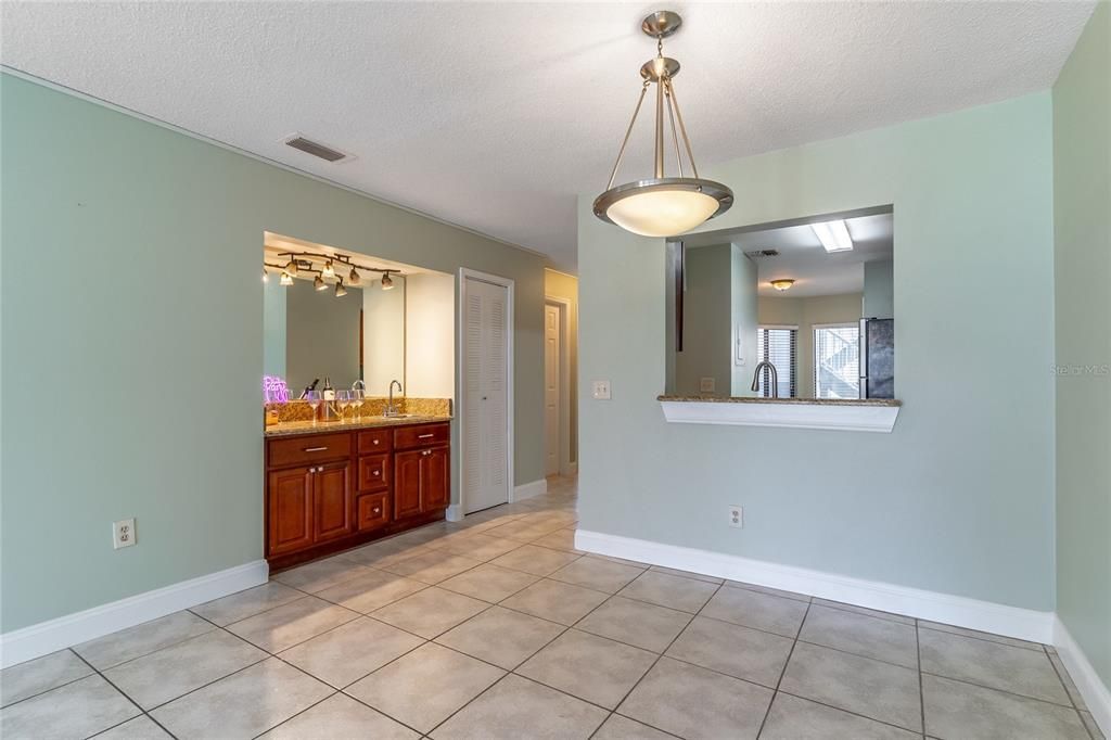 合同活跃: $190,000 (2 贝兹, 2 浴室, 992 平方英尺)