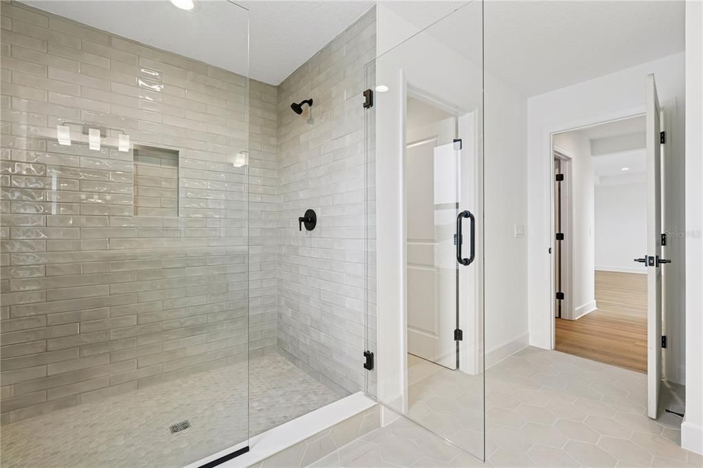 Activo con contrato: $635,000 (4 camas, 3 baños, 3136 Pies cuadrados)