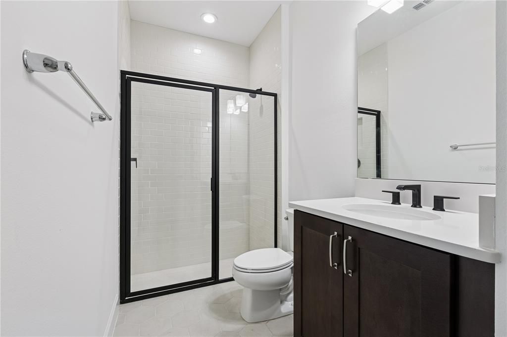 Activo con contrato: $635,000 (4 camas, 3 baños, 3136 Pies cuadrados)
