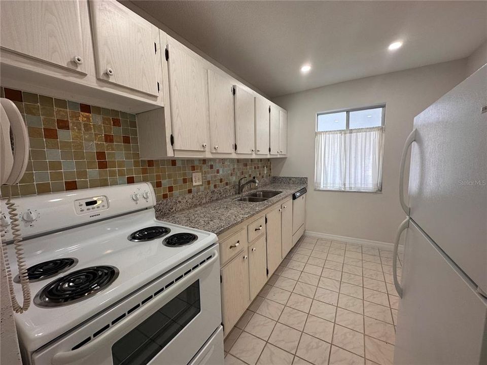 Active With Contract: $1,195 (1 beds, 1 baths, 750 Square Feet)