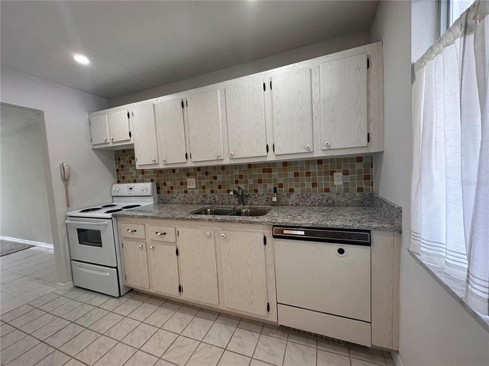 Active With Contract: $1,195 (1 beds, 1 baths, 750 Square Feet)