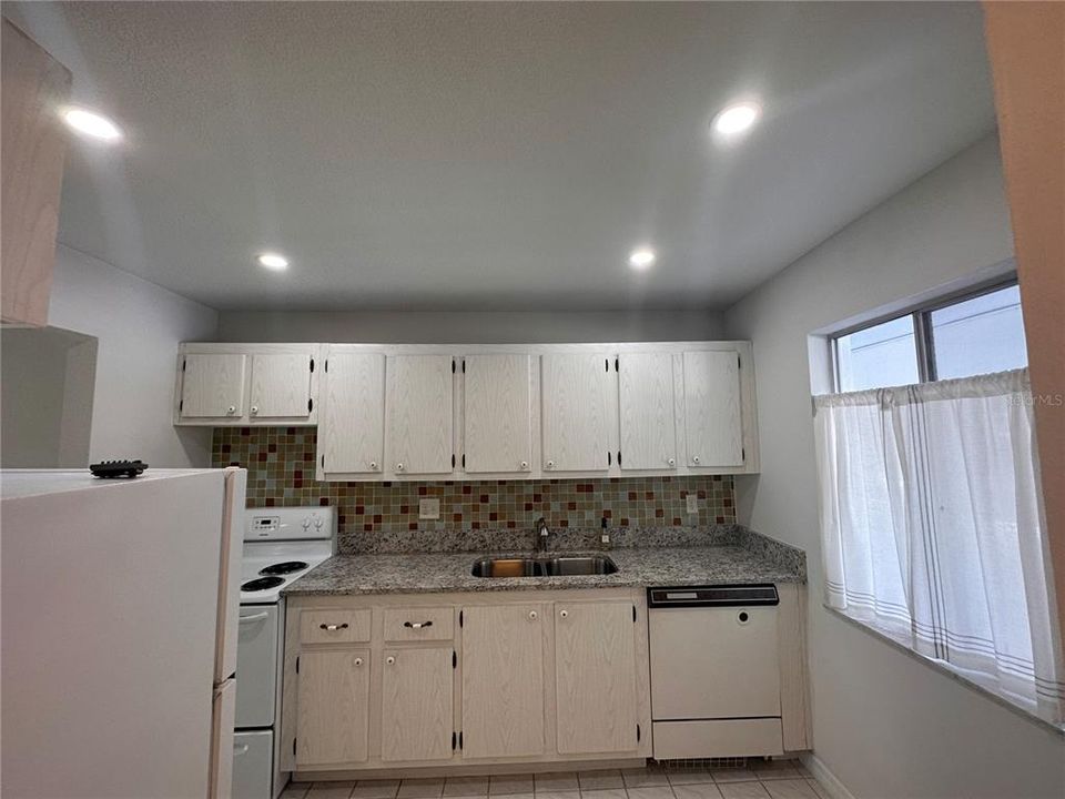 Active With Contract: $1,195 (1 beds, 1 baths, 750 Square Feet)