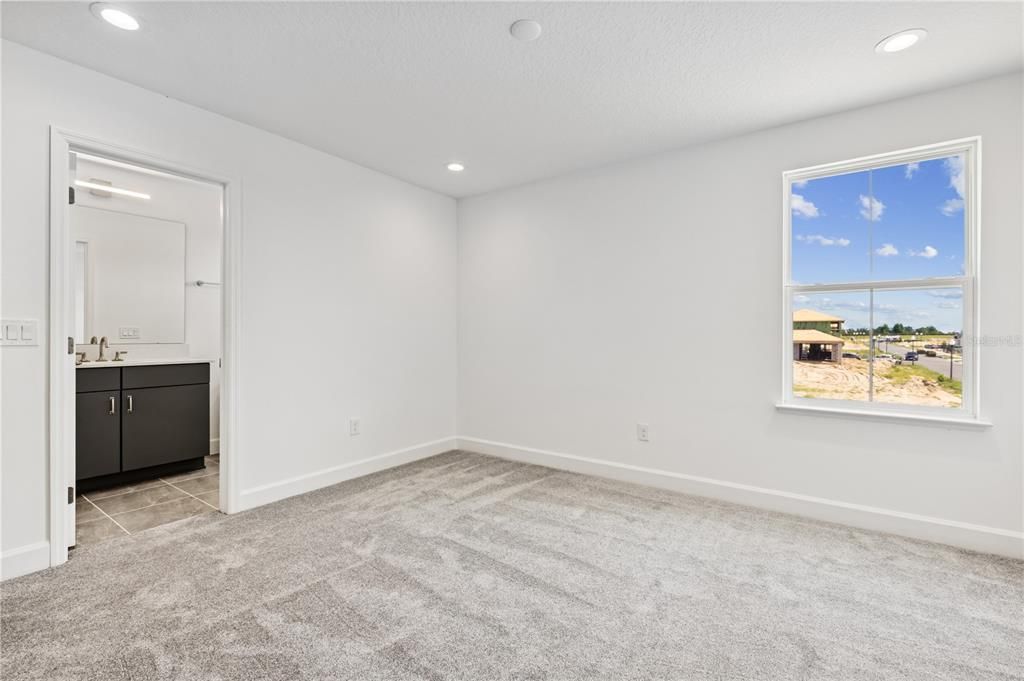 Activo con contrato: $575,000 (4 camas, 3 baños, 2895 Pies cuadrados)