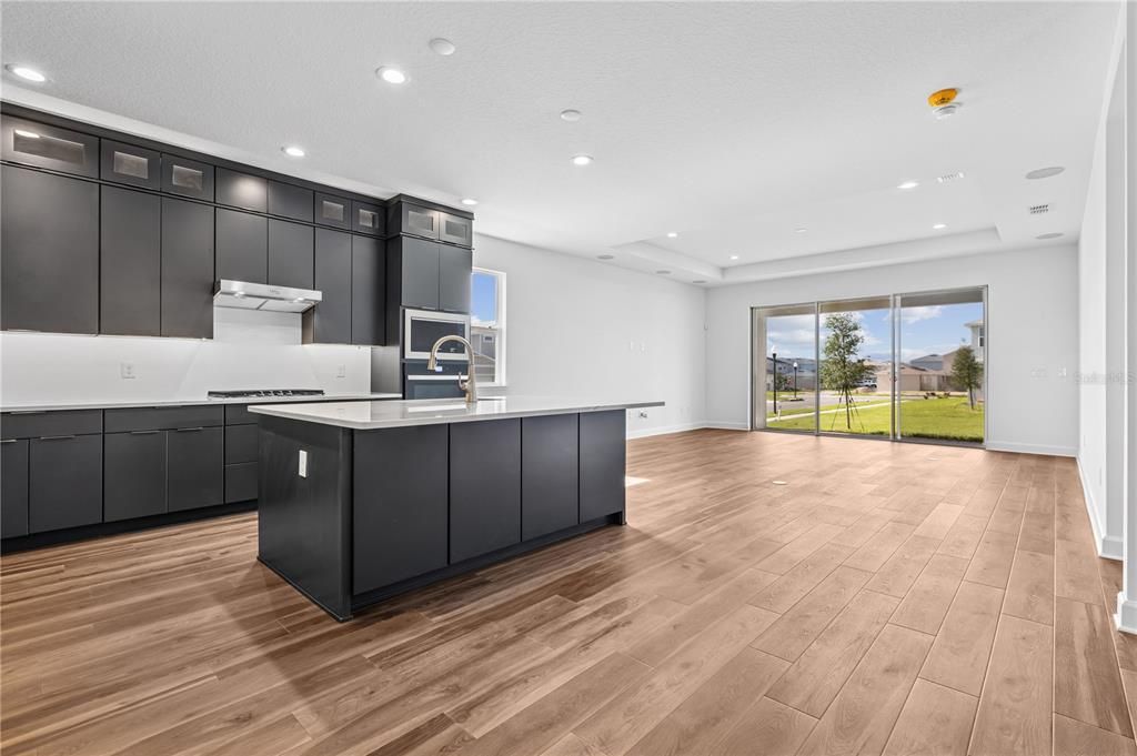 Activo con contrato: $575,000 (4 camas, 3 baños, 2895 Pies cuadrados)