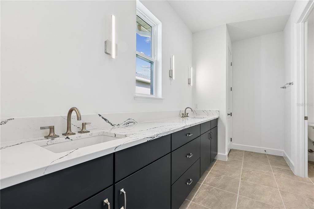 Activo con contrato: $575,000 (4 camas, 3 baños, 2895 Pies cuadrados)