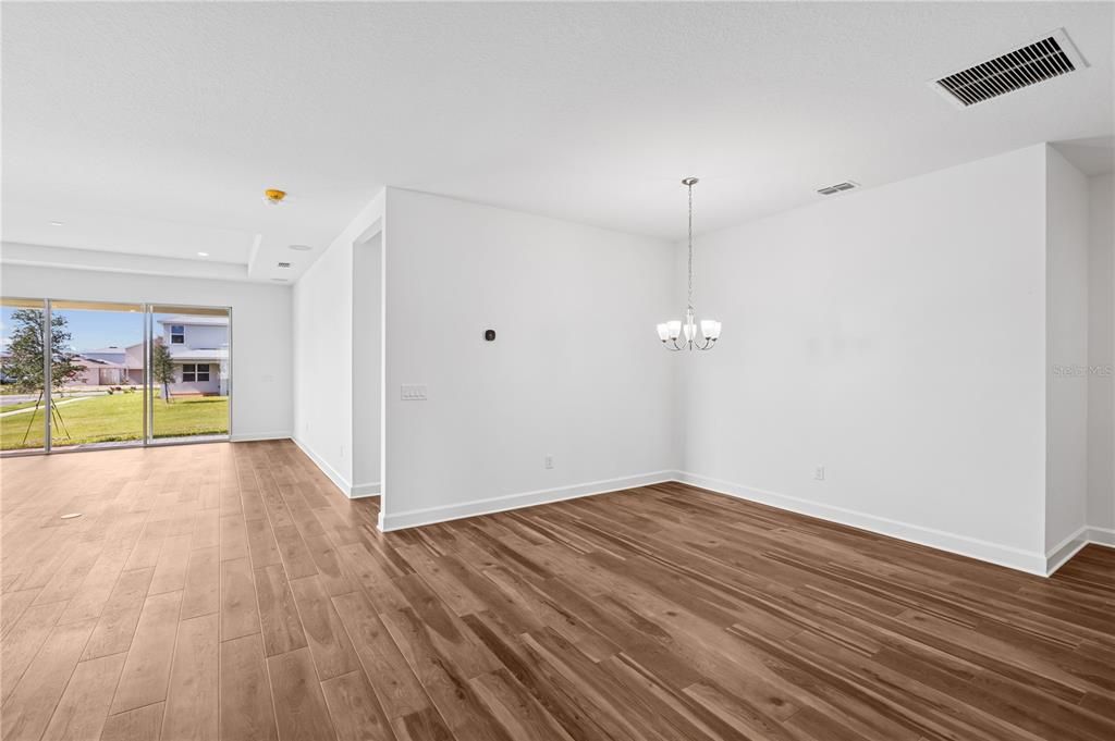 Activo con contrato: $575,000 (4 camas, 3 baños, 2895 Pies cuadrados)