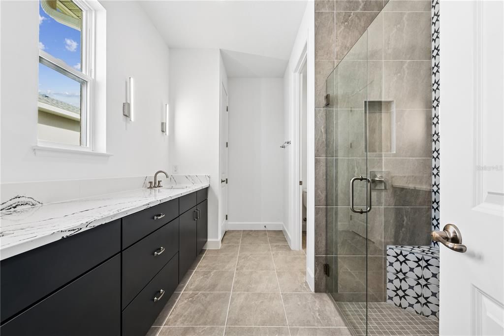 Activo con contrato: $575,000 (4 camas, 3 baños, 2895 Pies cuadrados)