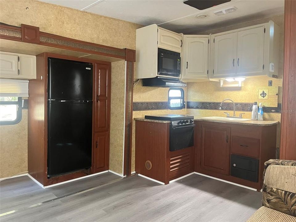 出租: $980 (1 贝兹, 1 浴室, 256 平方英尺)