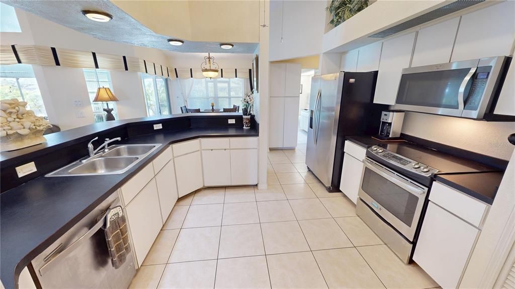 Active With Contract: $366,000 (3 beds, 2 baths, 2009 Square Feet)