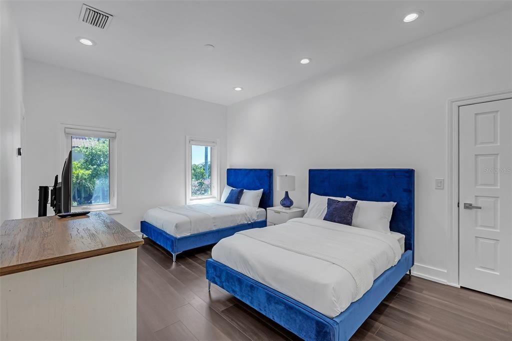 For Sale: $5,555,555 (6 beds, 6 baths, 6840 Square Feet)