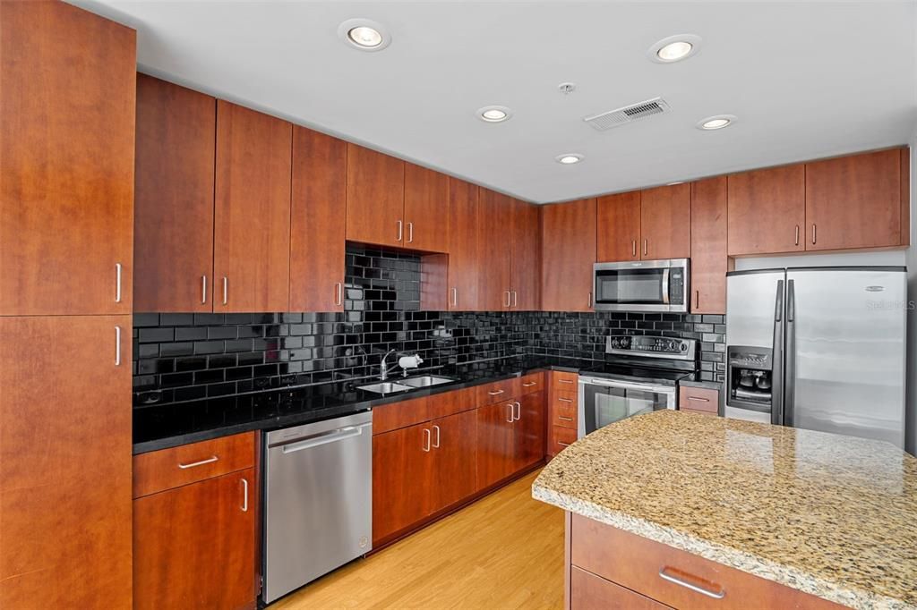 For Sale: $250,000 (1 beds, 1 baths, 837 Square Feet)