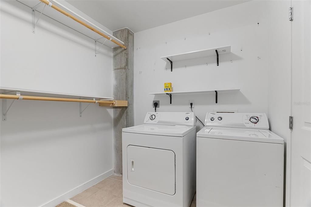 For Sale: $250,000 (1 beds, 1 baths, 837 Square Feet)