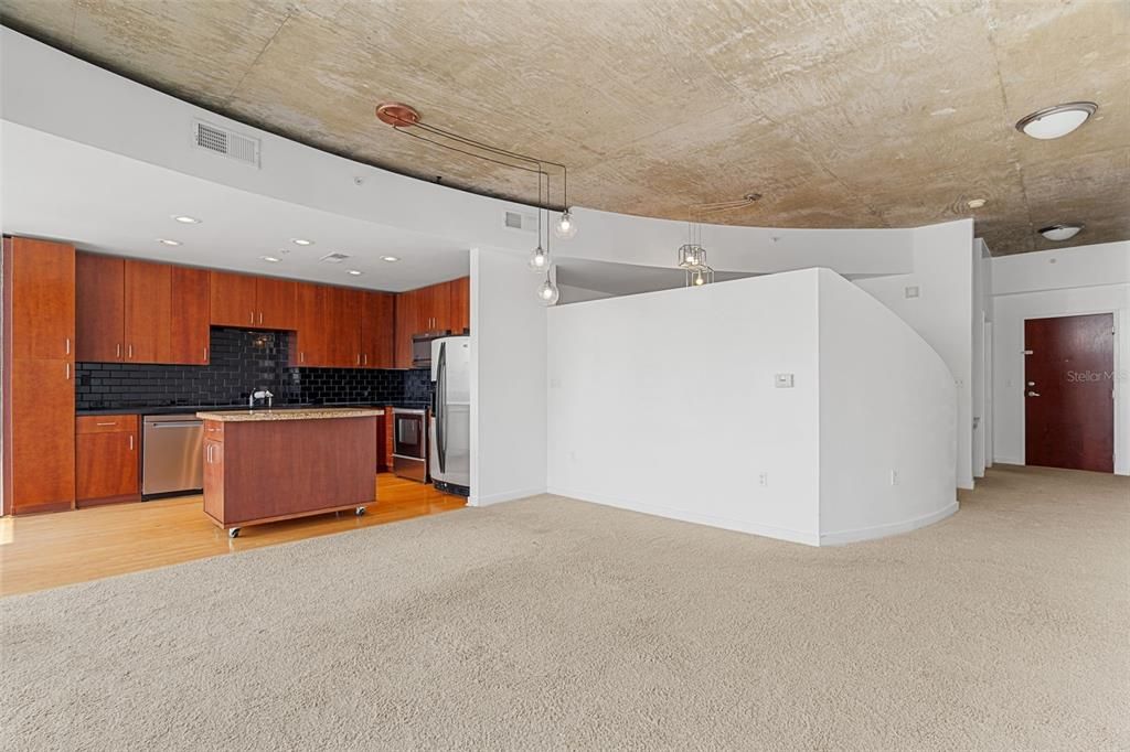 For Sale: $250,000 (1 beds, 1 baths, 837 Square Feet)