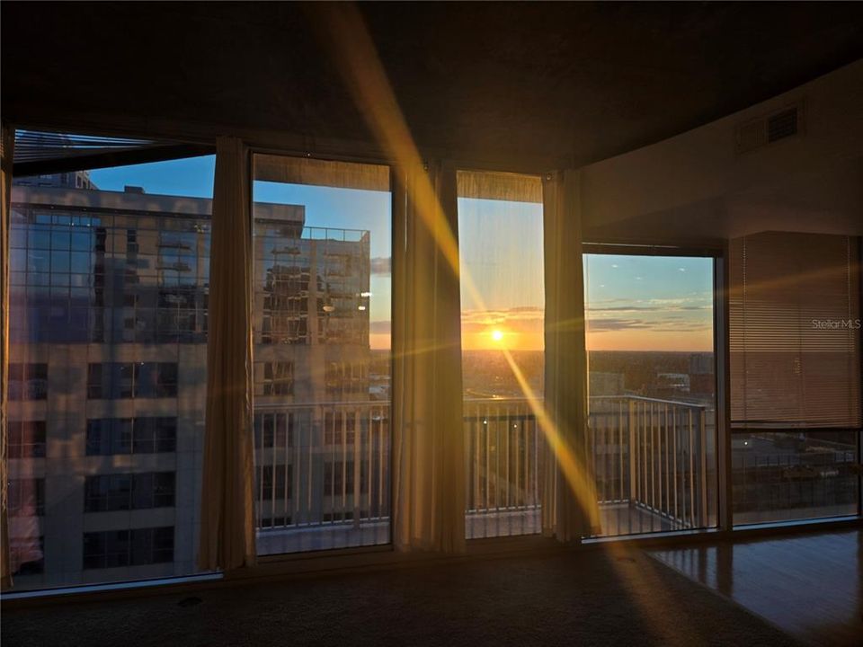 For Sale: $250,000 (1 beds, 1 baths, 837 Square Feet)