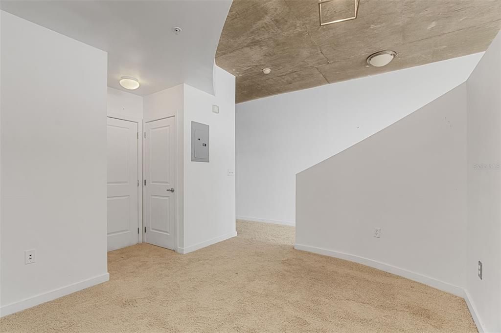 For Sale: $250,000 (1 beds, 1 baths, 837 Square Feet)