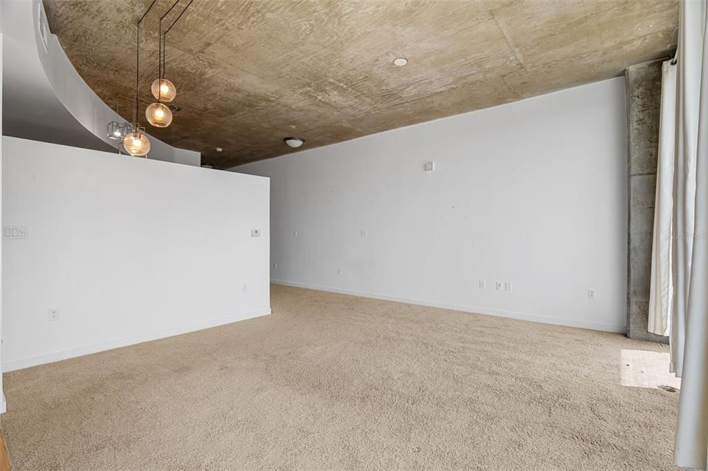 For Sale: $250,000 (1 beds, 1 baths, 837 Square Feet)