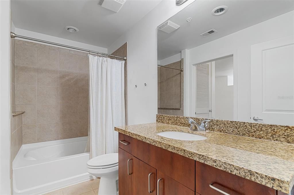 For Sale: $250,000 (1 beds, 1 baths, 837 Square Feet)