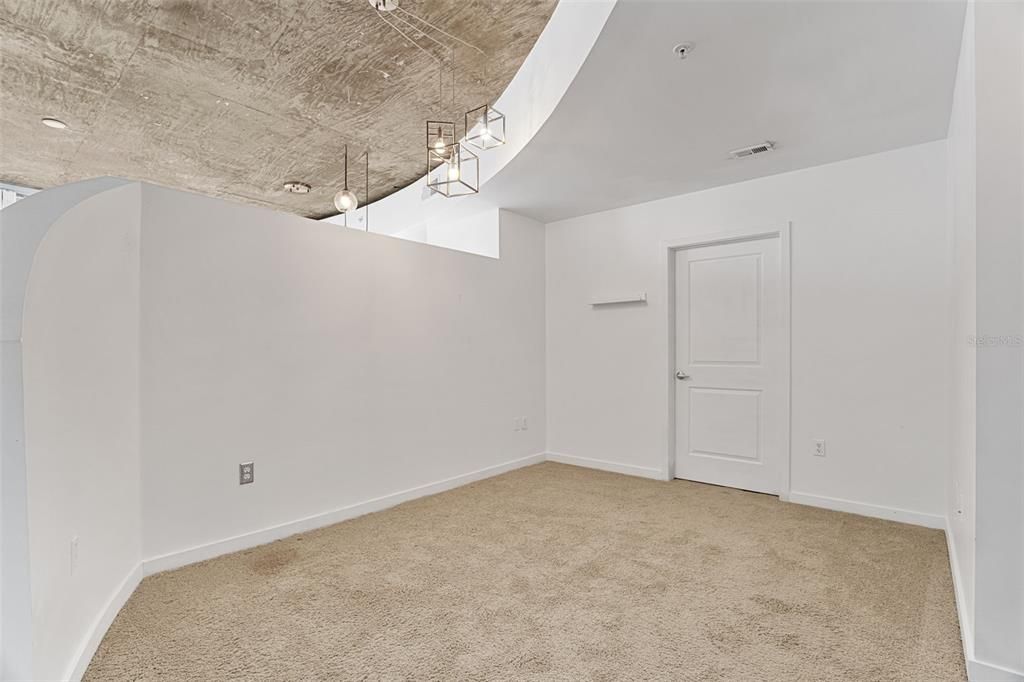 For Sale: $250,000 (1 beds, 1 baths, 837 Square Feet)