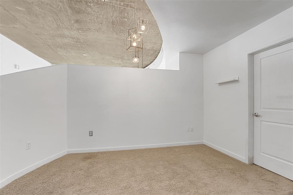 For Sale: $250,000 (1 beds, 1 baths, 837 Square Feet)