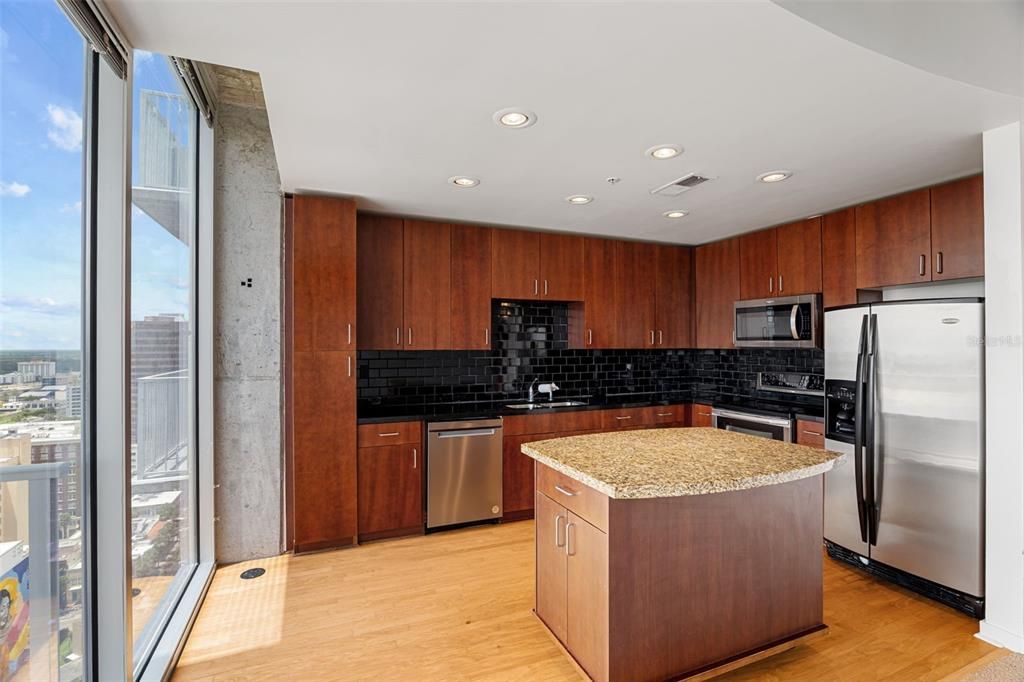 For Sale: $250,000 (1 beds, 1 baths, 837 Square Feet)