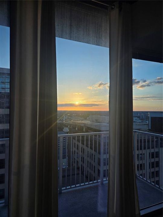 For Sale: $250,000 (1 beds, 1 baths, 837 Square Feet)