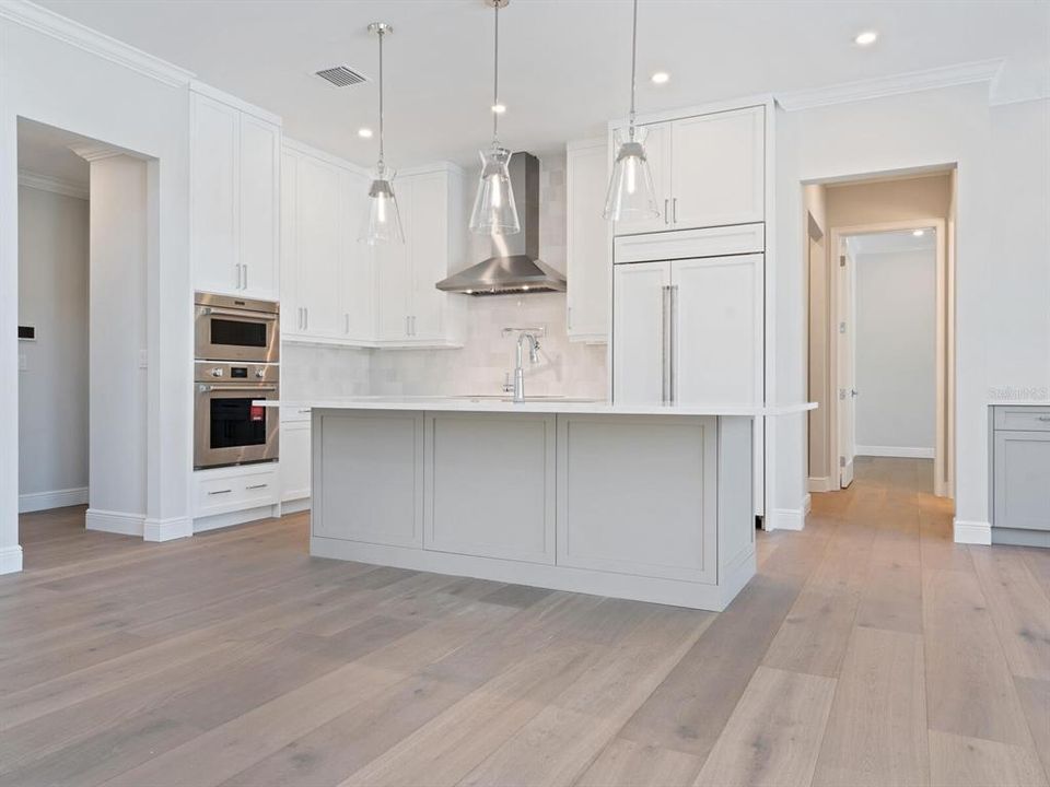 Под контрактом: $3,870,000 (4 спален, 4 ванн, 3461 Квадратных фут)