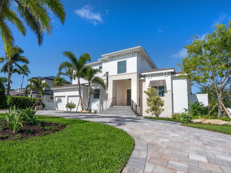 Под контрактом: $3,870,000 (4 спален, 4 ванн, 3461 Квадратных фут)