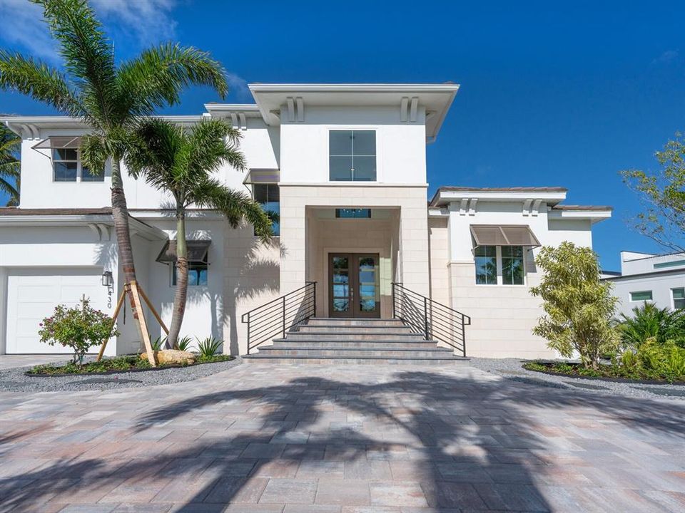 Под контрактом: $3,870,000 (4 спален, 4 ванн, 3461 Квадратных фут)