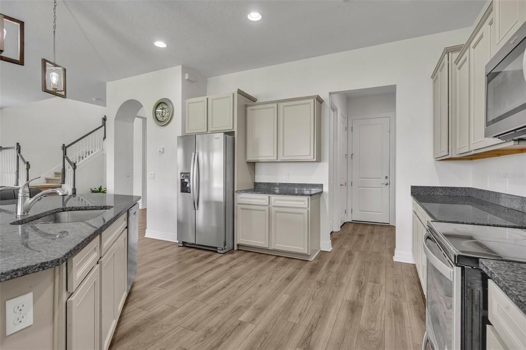 For Sale: $1,275,000 (6 beds, 5 baths, 4931 Square Feet)