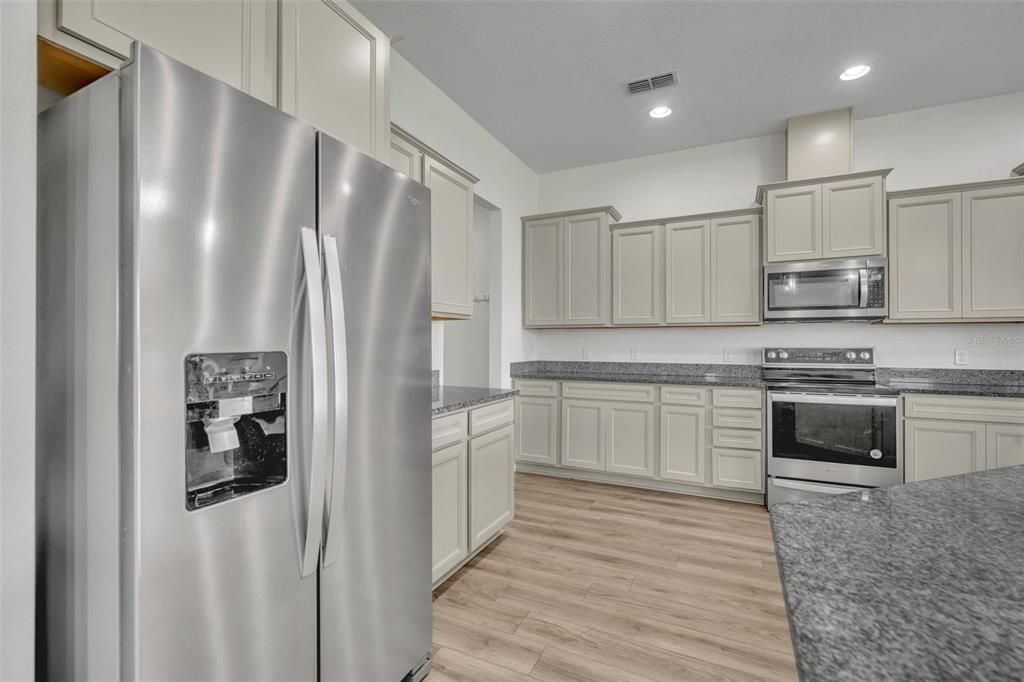 For Sale: $1,275,000 (6 beds, 5 baths, 4931 Square Feet)