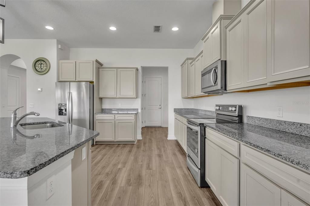 For Sale: $1,275,000 (6 beds, 5 baths, 4931 Square Feet)