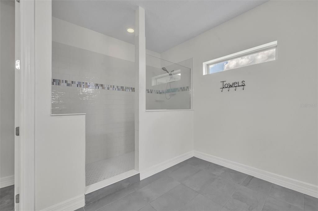 For Sale: $1,275,000 (6 beds, 5 baths, 4931 Square Feet)