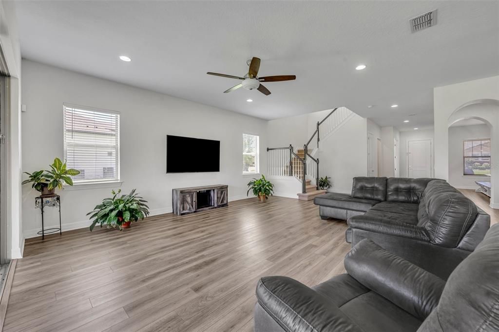 For Sale: $1,275,000 (6 beds, 5 baths, 4931 Square Feet)