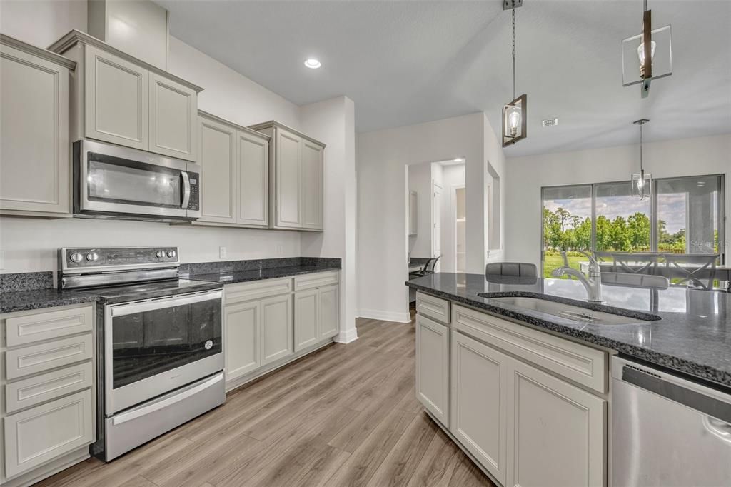 For Sale: $1,275,000 (6 beds, 5 baths, 4931 Square Feet)