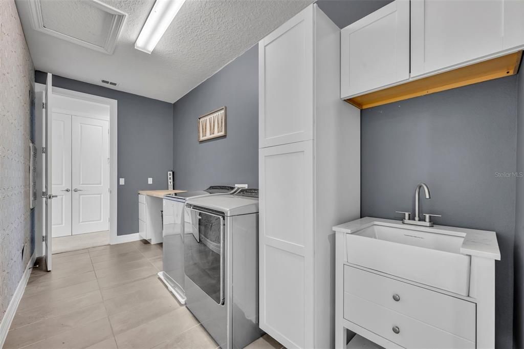 For Sale: $1,275,000 (6 beds, 5 baths, 4931 Square Feet)