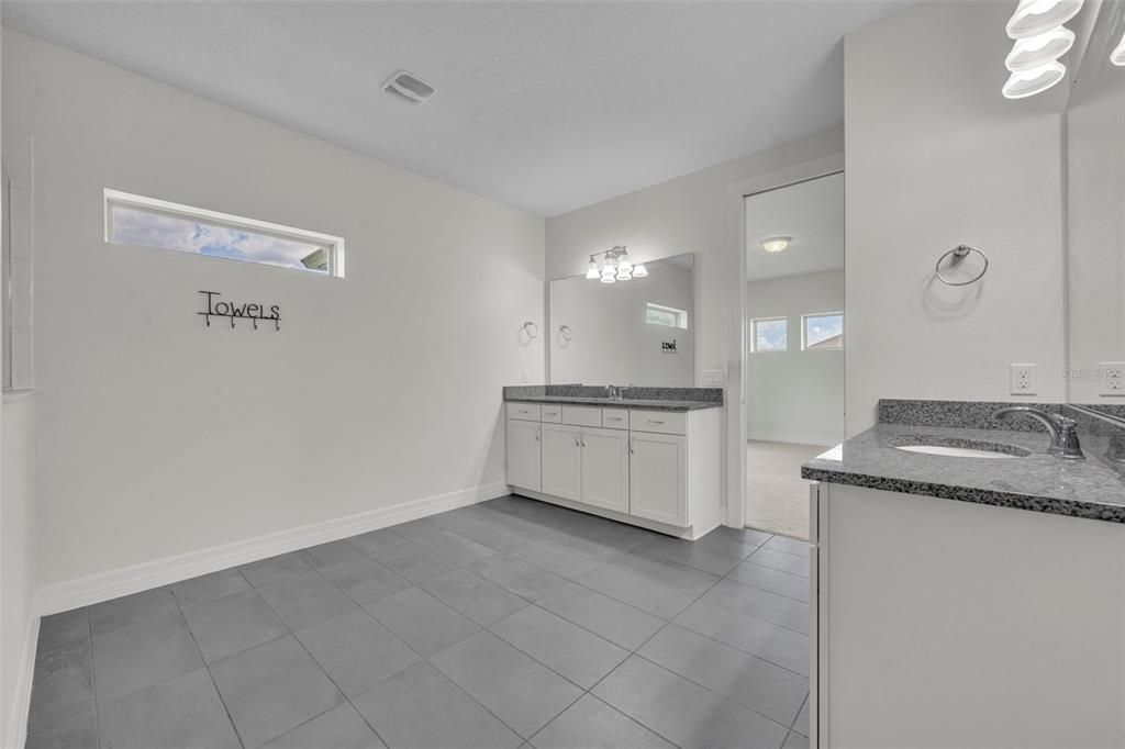 For Sale: $1,275,000 (6 beds, 5 baths, 4931 Square Feet)