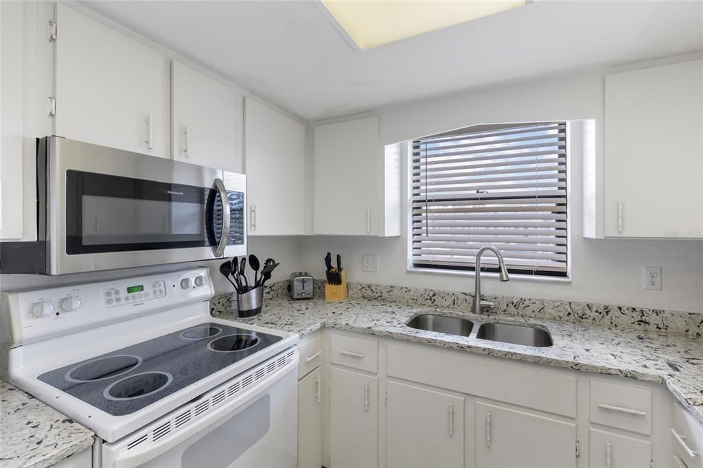 Active With Contract: $144,000 (2 beds, 2 baths, 1150 Square Feet)