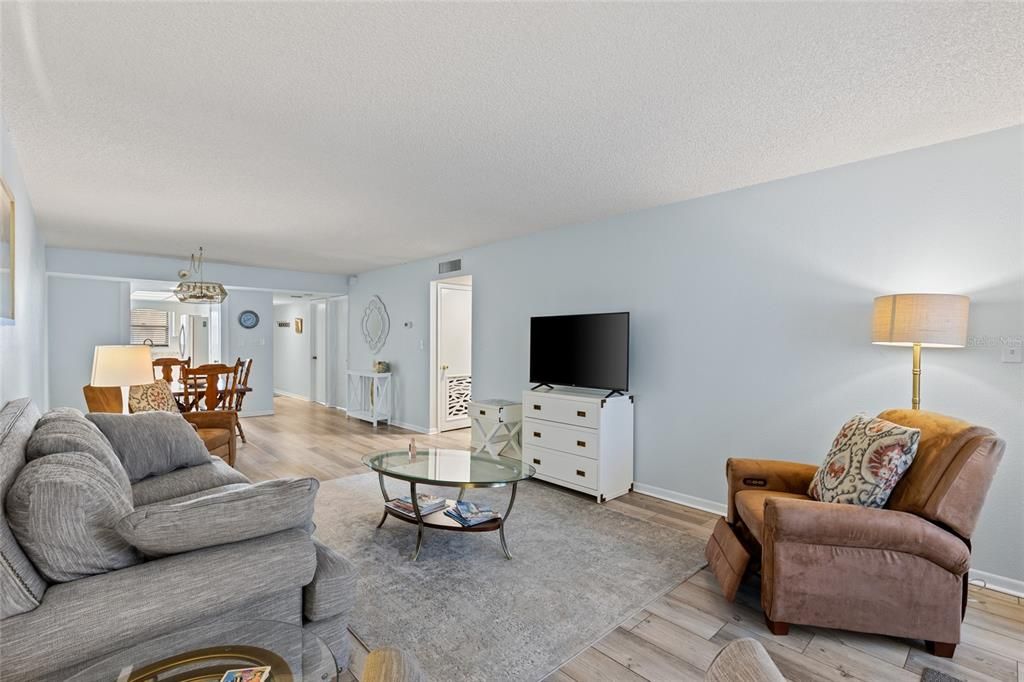 Active With Contract: $144,000 (2 beds, 2 baths, 1150 Square Feet)